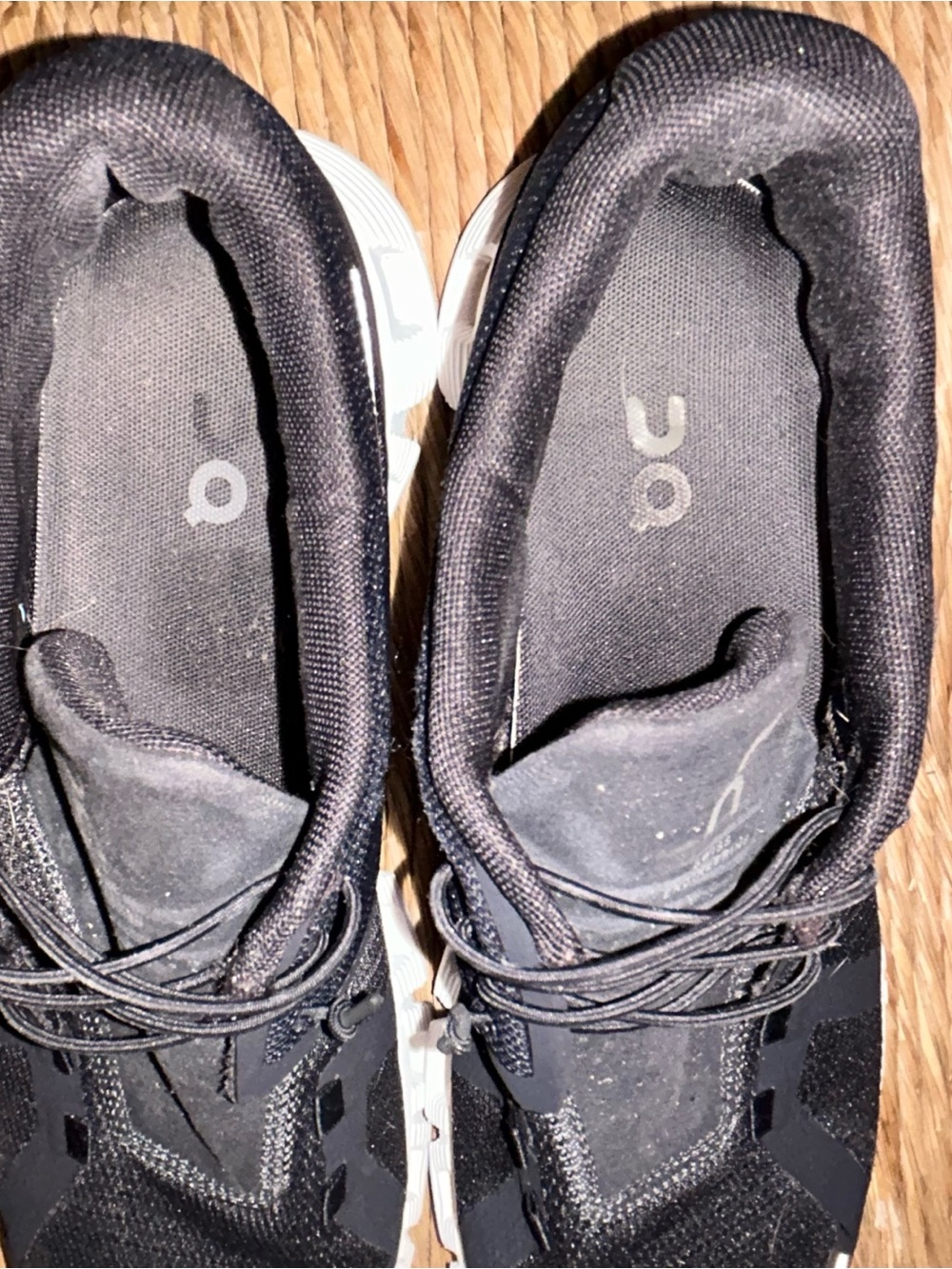 On Cloud 5 Women’s Black & white Athletic Running Shoes - Picture 7 of 8